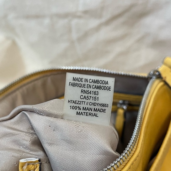 Beautiful Yellow Calvin Klein shoulder strap purse RN54163 CA57151 - Picture 7 of 8